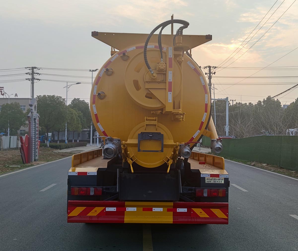 宏磊风牌HLF5186GQWZ型清洗吸污车